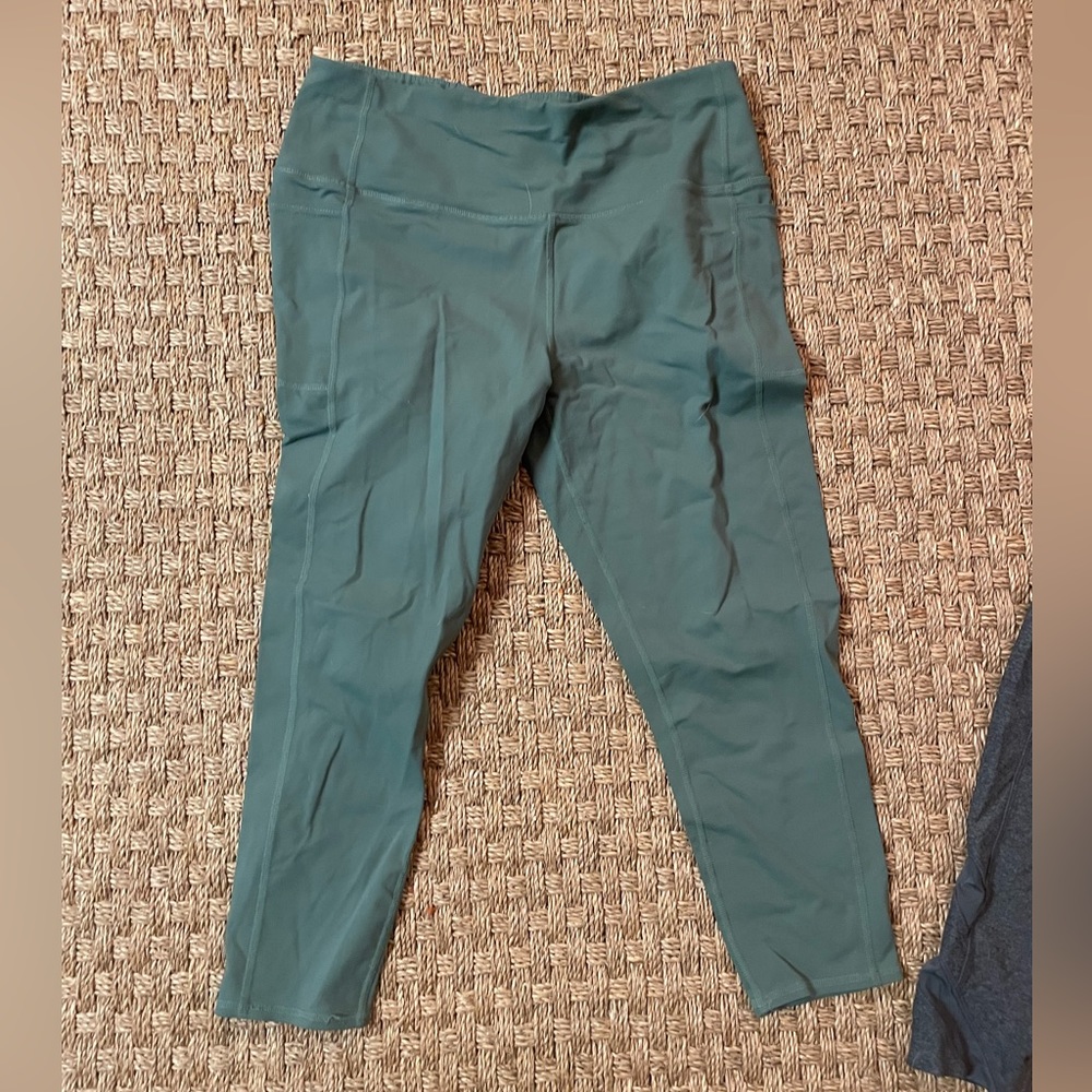 green sketchers crop capri leggings